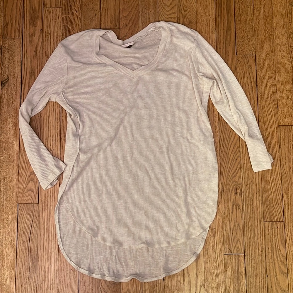 EUC Poof 3/4 Sleeve V-Neck